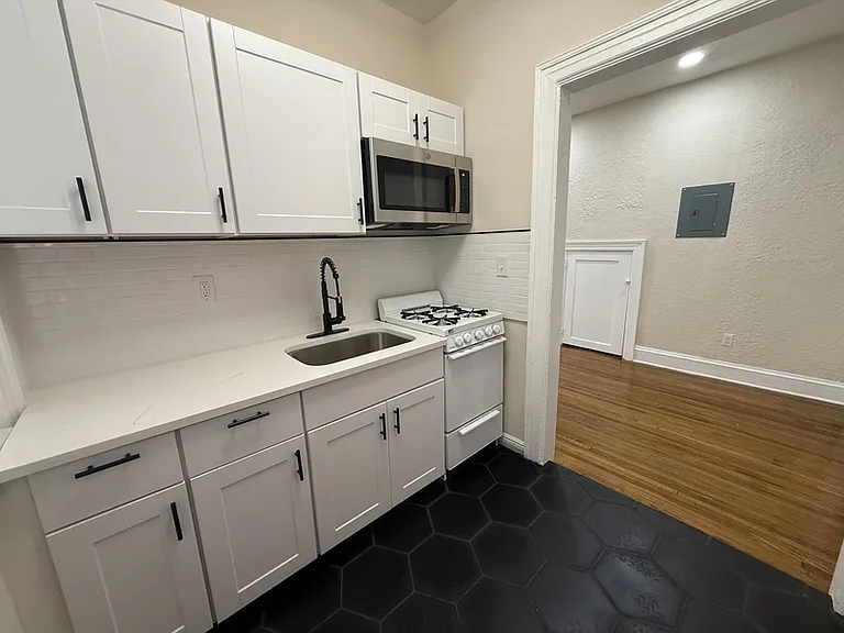 2738 Riverside Ave #14 — Photo 6
