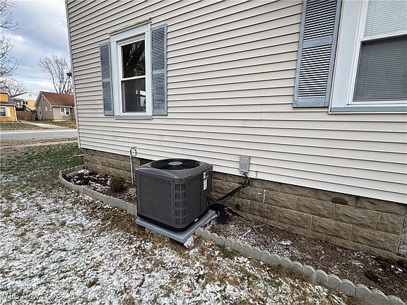 5th image of 1048 Union Ave NW