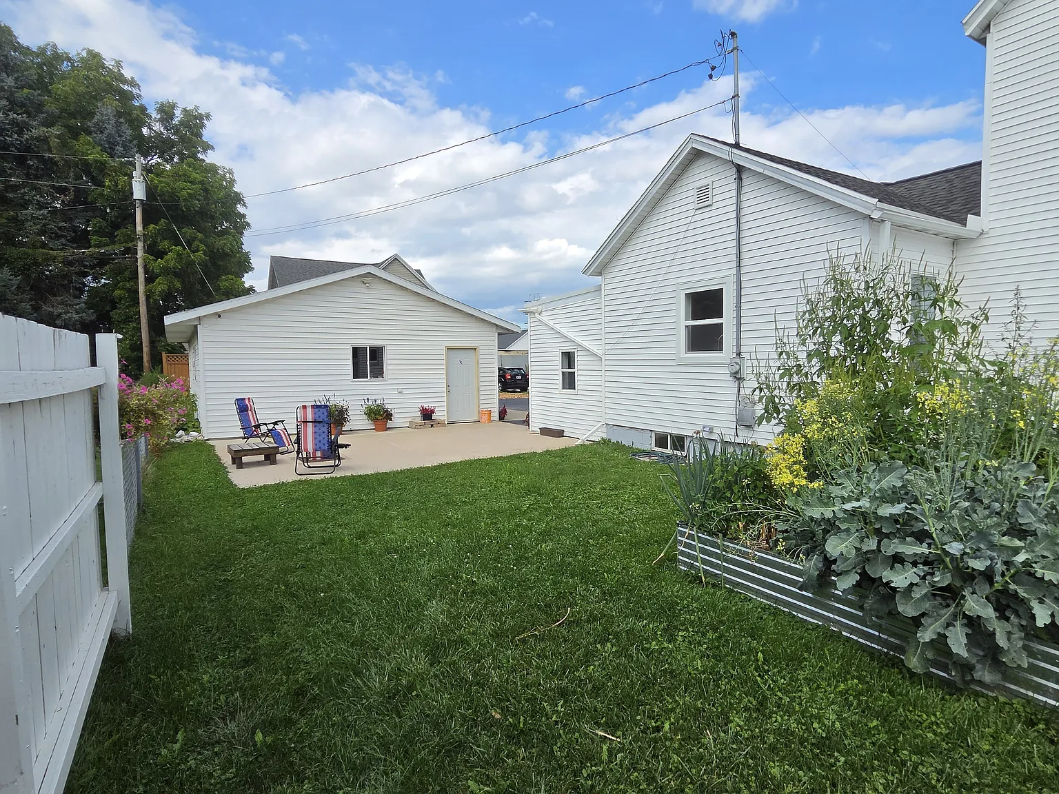 129 W Scott St — Photo 3