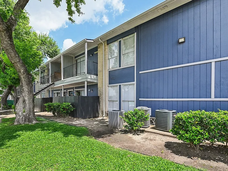 Pine Creek Apartments — Photo 40