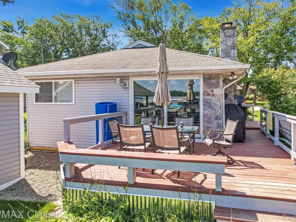 294 Lakeside Dr, White Lake, MI 48386