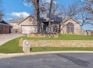 905 Forest Hollow Dr, Hurst, TX 76053