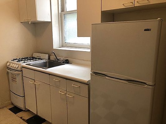 3rd image of 302 W 109th St APT 4