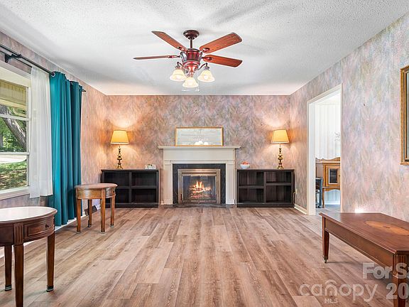3rd image of 1009 Springs Rd