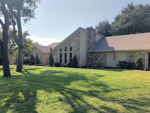 2nd image of 320 Bluebonnet Cir