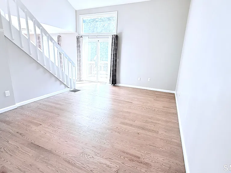 16 Arthur Dr #4 — Photo 2