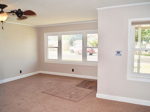 3rd image of 2703 Redwood Dr