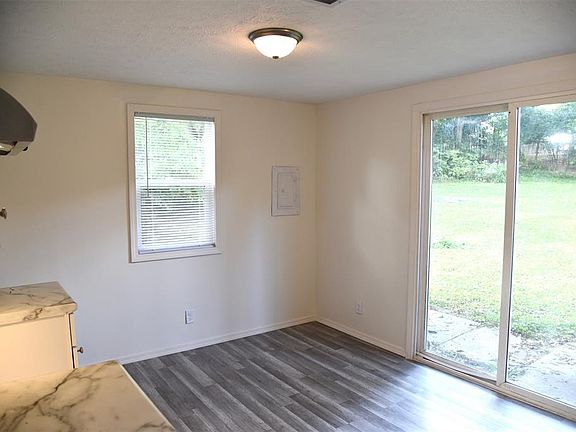 4th image of 3026 S Lyons Ave