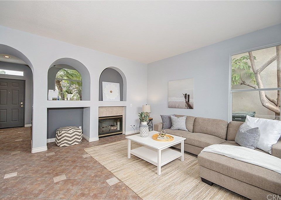1st image of 33 Halcyon Ln