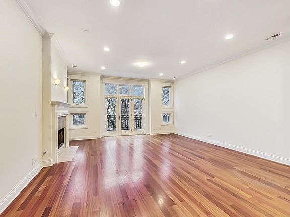 3rd image of 2745 N Kenmore Ave #3