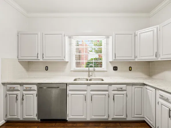 2052 Stone Brook Dr, Birmingham, AL 35242