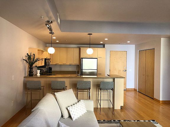 4th image of 309 W Washington Ave Unit 403