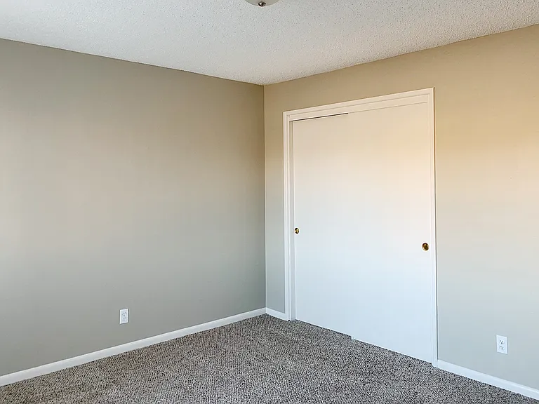 Oak Creek Apartments — Photo 20