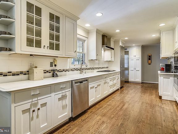 2nd image of 200 Deepwoods Dr