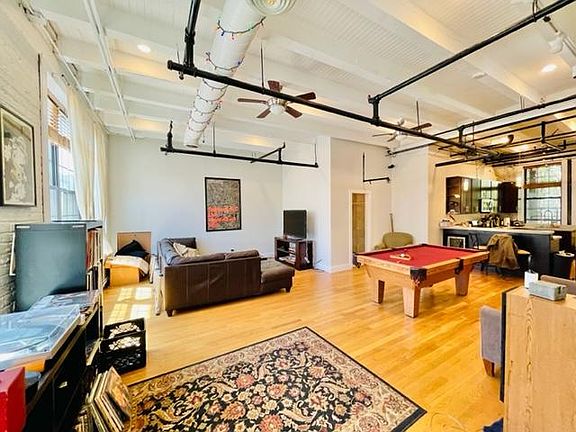 3rd image of 1049 N Paulina St APT 2C