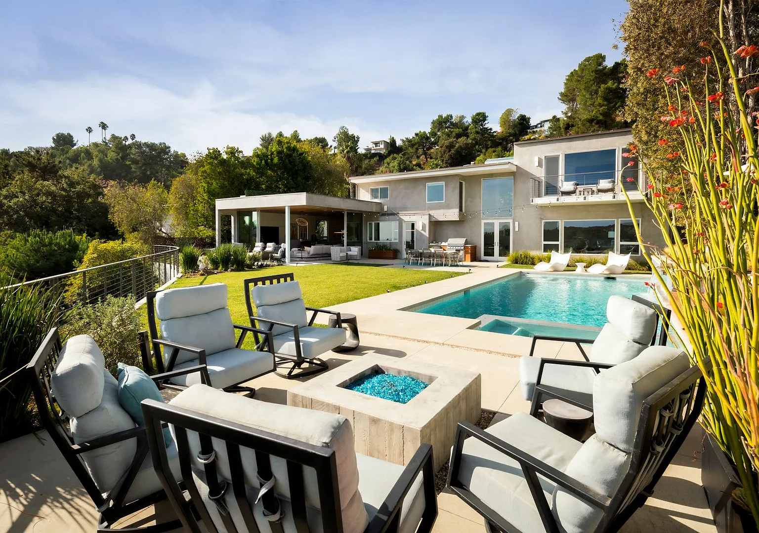 Fully Furnished Brentwood Luxury Retreat w/ Saltwater Pool, Spa, Theater & Gym! — Photo 1