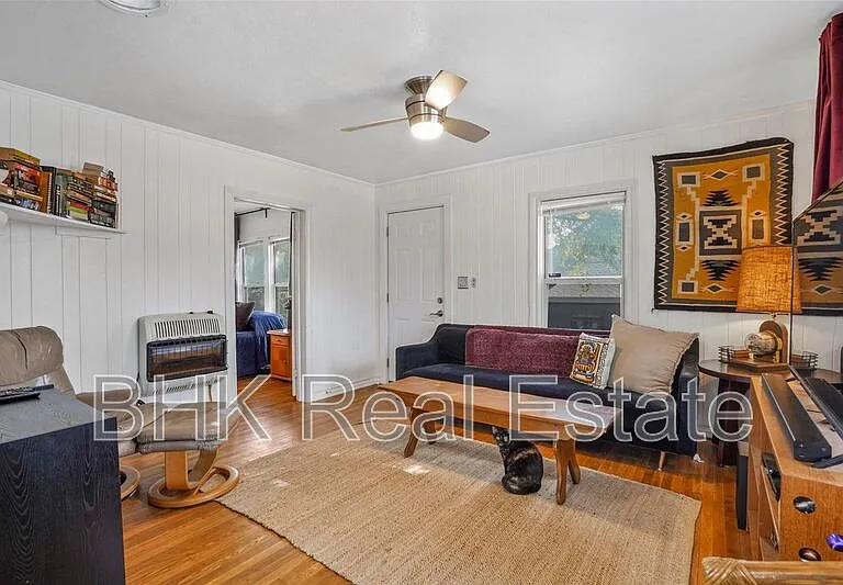 1915 Clover Ln — Photo 2