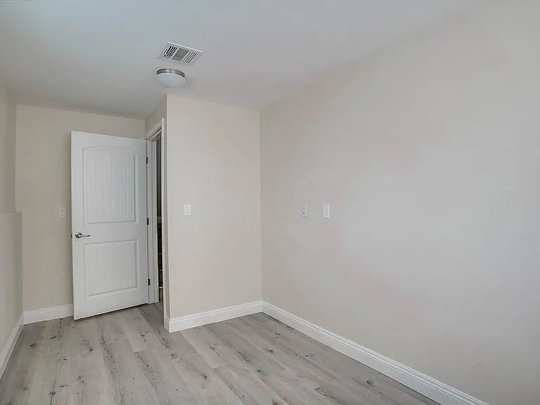 501 E 99th St #10 — Photo 6