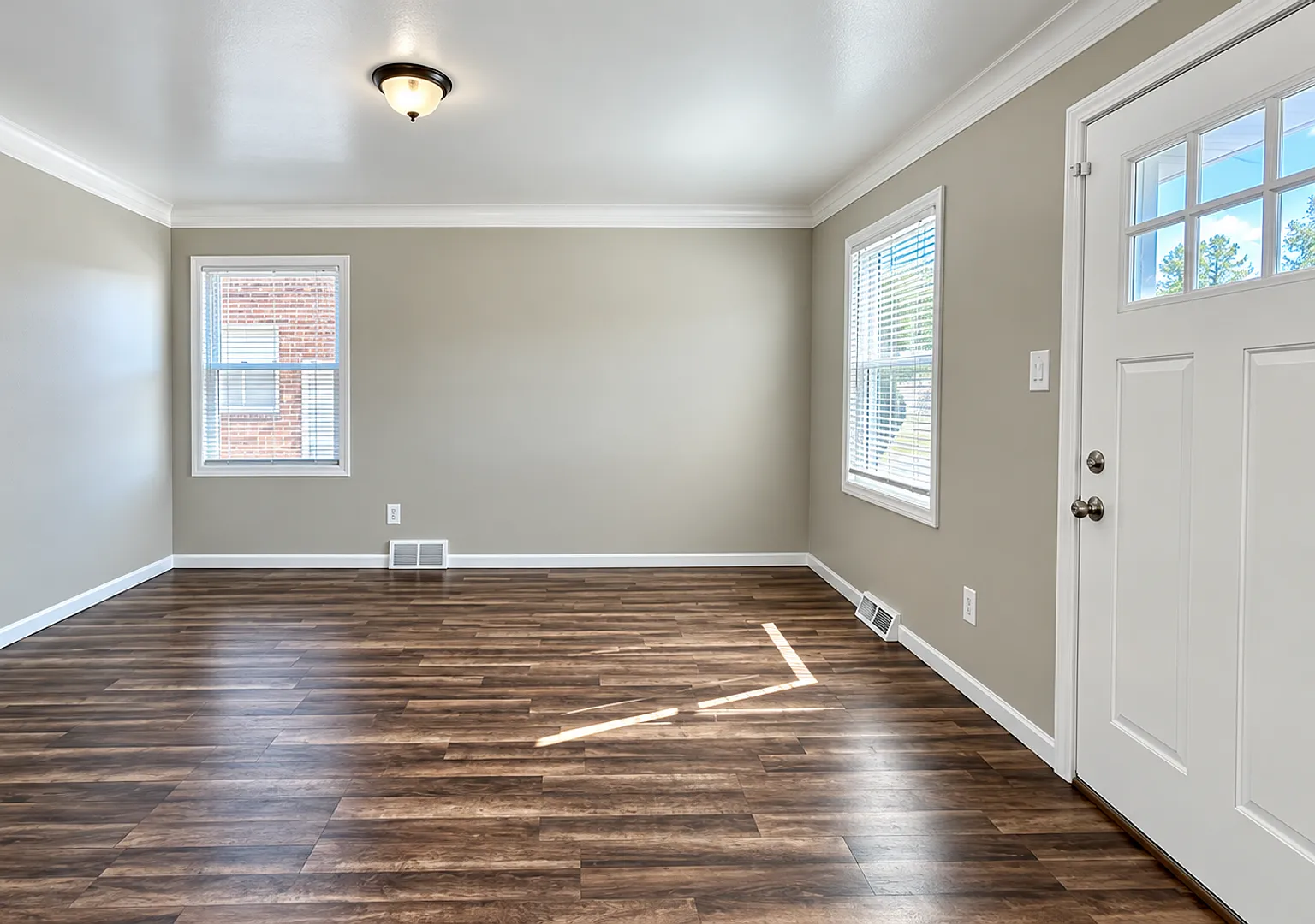 3 Bedroom Bungalow Single- Family Home for Lease! — Photo 3
