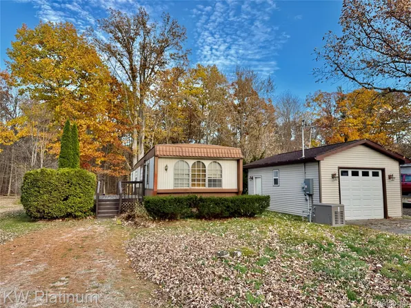 192 Pickford Rd, Kimball, MI 48074