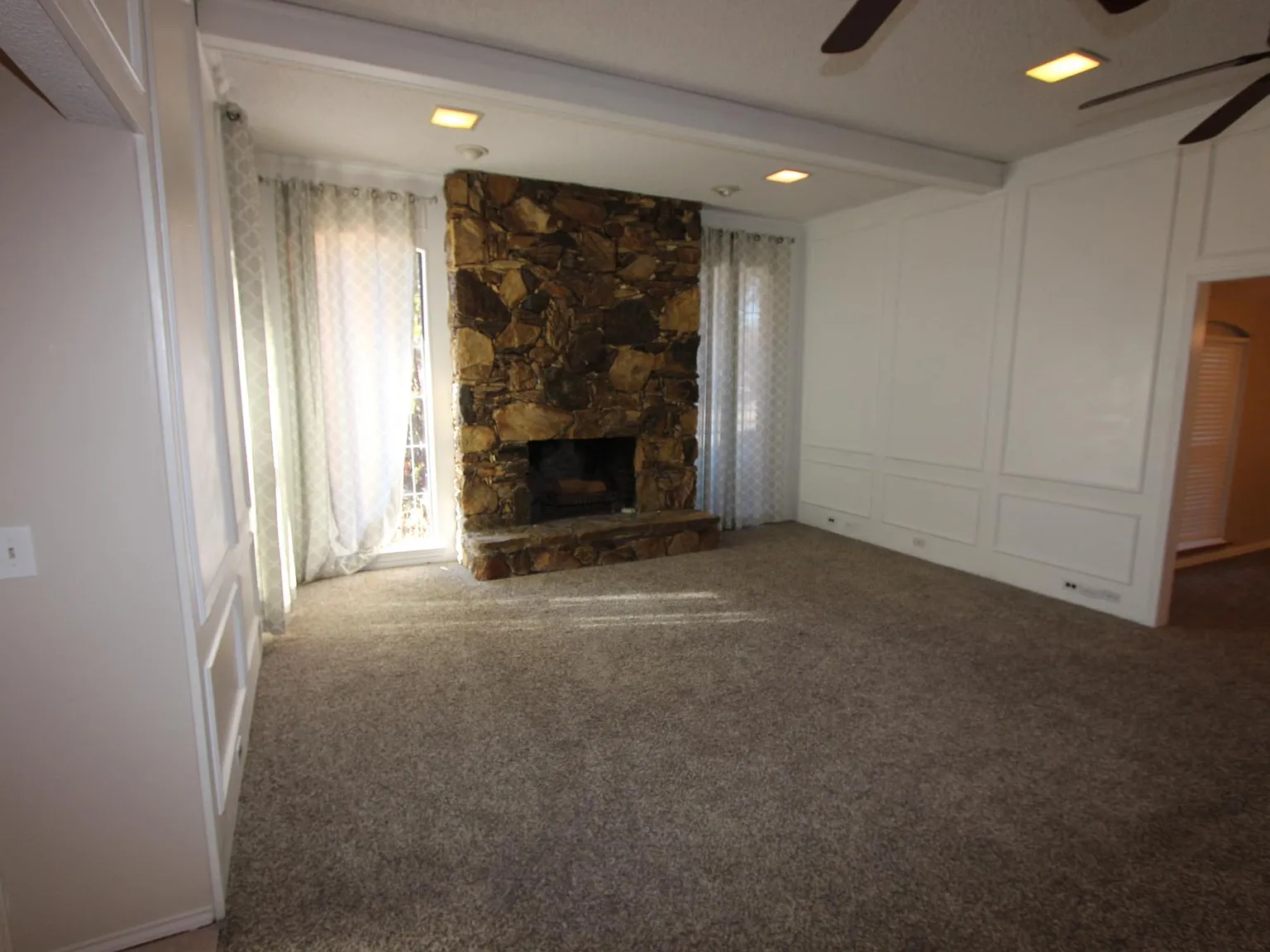 4 bed, 2061 sqft, $2,600 — Photo 2