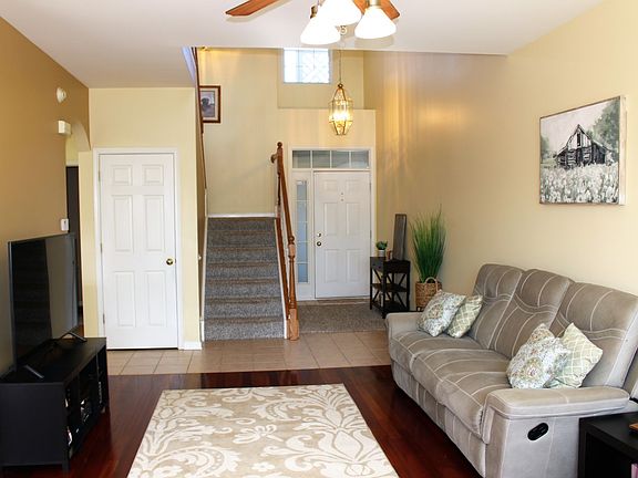 2nd image of 1325 Tamarack Dr