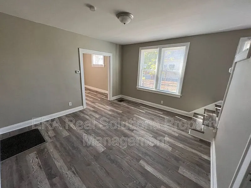 3 bed, 1.0 bath, 1120 sqft, $1,150 — Photo 3