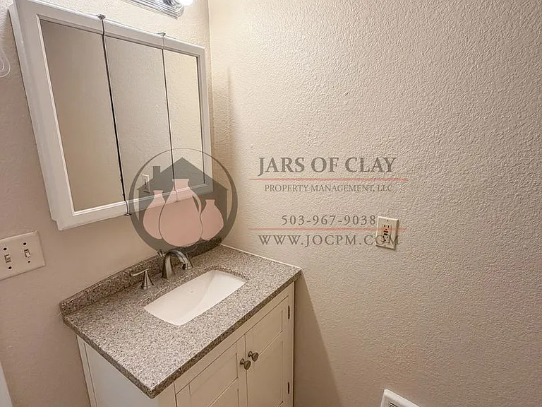 621-646 Plymouth Dr NE — Photo 16