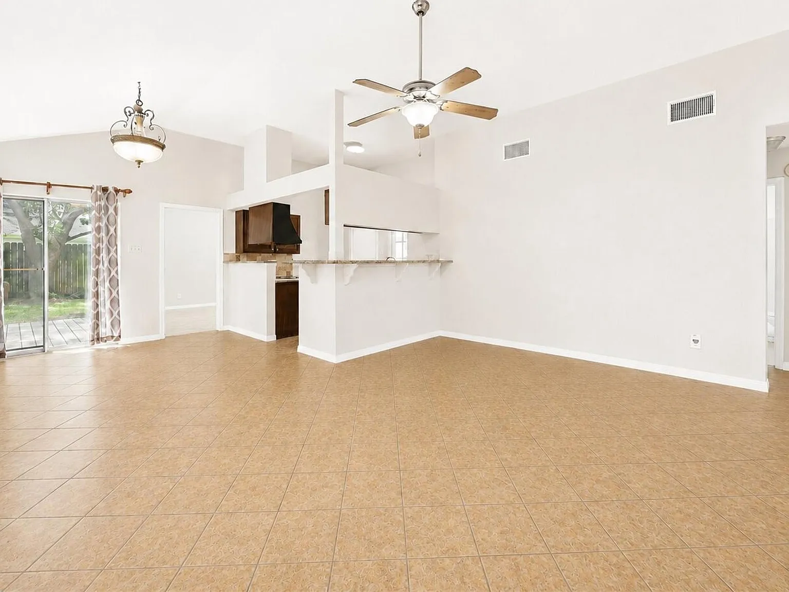 3 bed, 2.0 bath, 1142 sqft, $1,800 — Photo 2