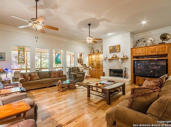 3rd image of 130 Majestic Oaks Dr