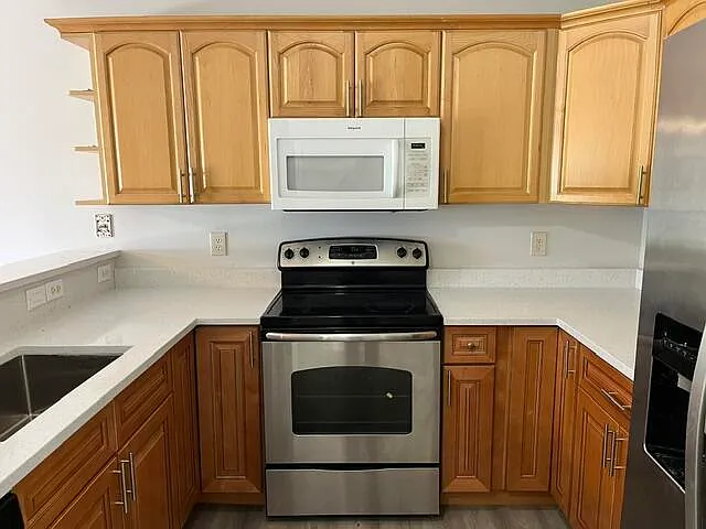 3 bed, 2.0 bath, 1576 sqft, $2,950 — Photo 3