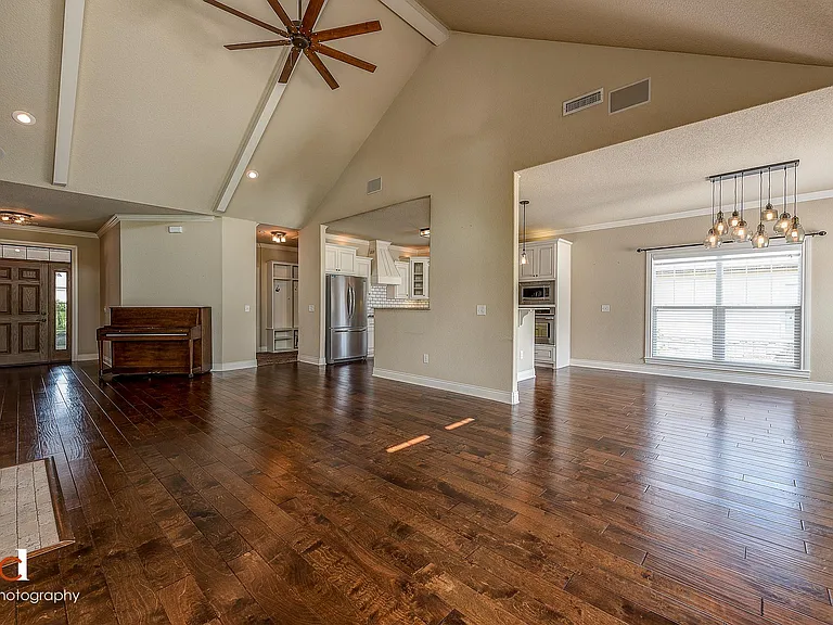 1408 NE Dysart Woods Ln — Photo 9