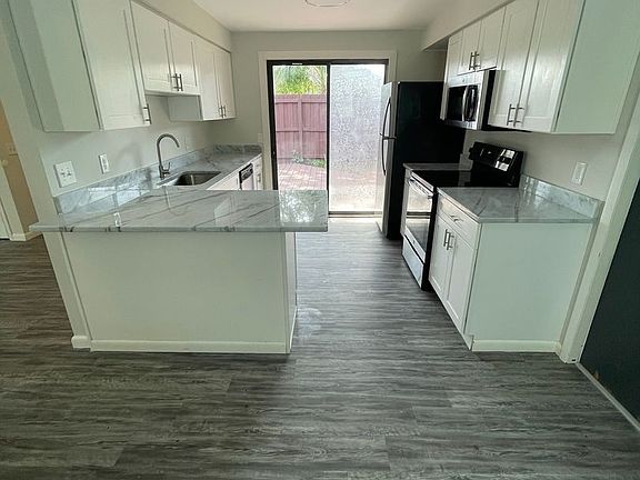 4th image of 221 Loring Ct