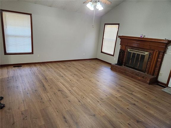 4th image of 3234 Valley View St