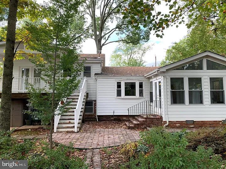5 bed, 3.0 bath, 2212 sqft, $3,200 — Photo 3
