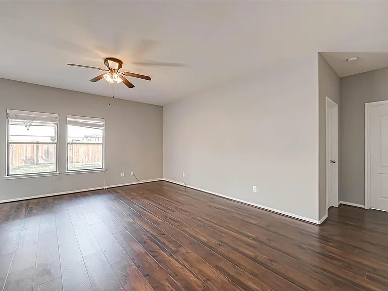 502 Mornington Ln — Photo 16