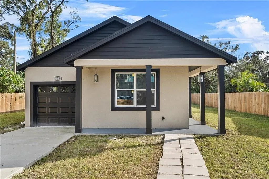3 bed, 2.0 bath, 1144 sqft, $2,000 — Photo 2