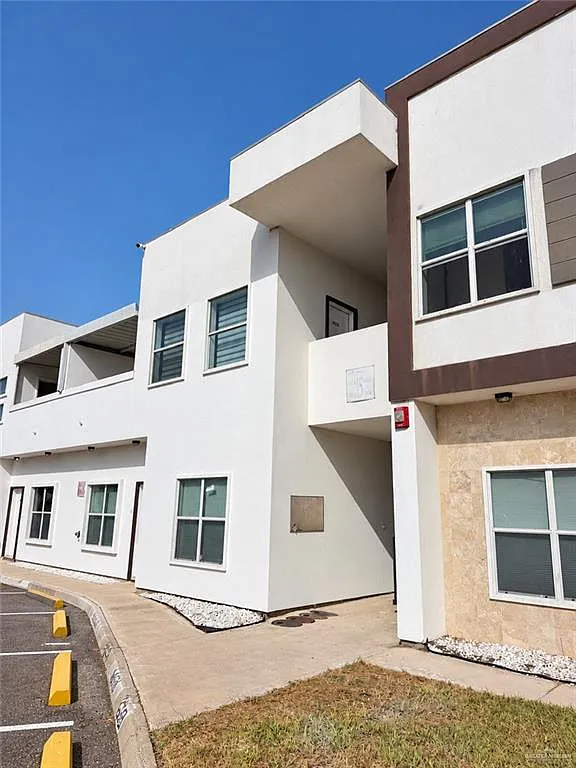 3 bed, 2.0 bath, 1300 sqft, $1,500 — Photo 1