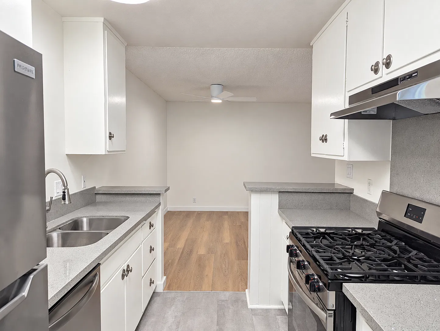 135 N Hayworth Ave — Photo 1