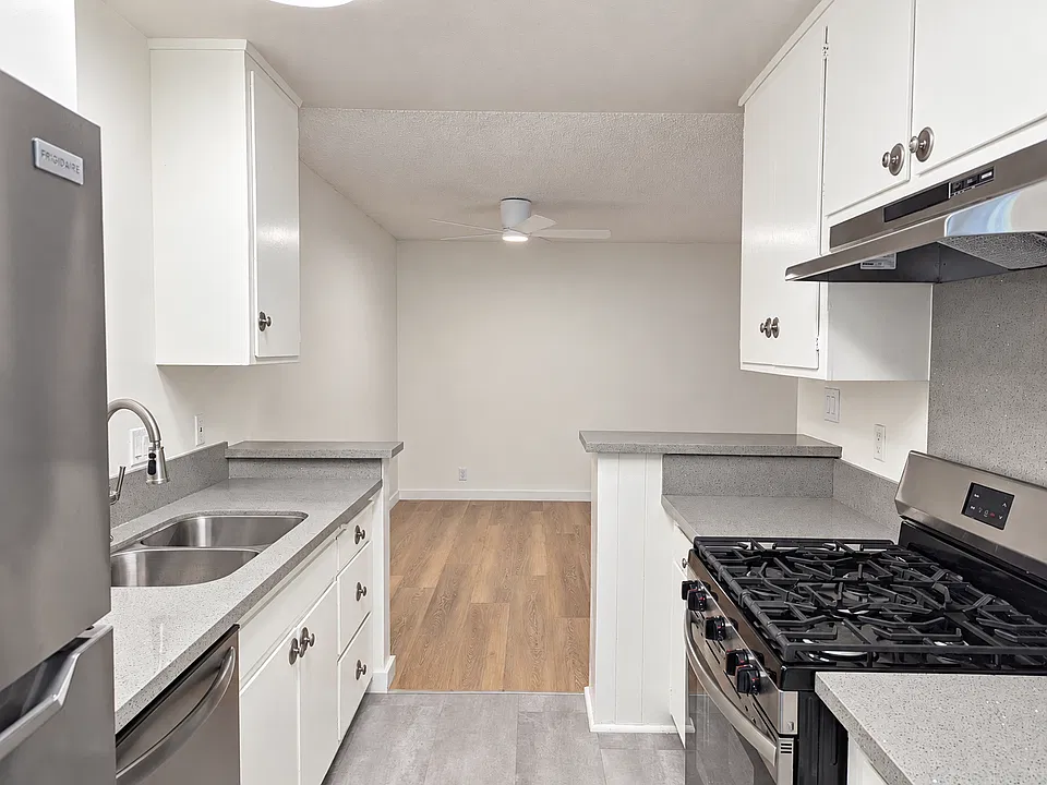 135 N Hayworth Ave #206