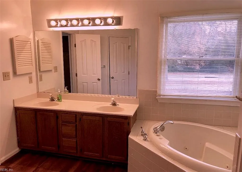 4 bed, 2.5 bath, 2556 sqft, $2,800 — Photo 4