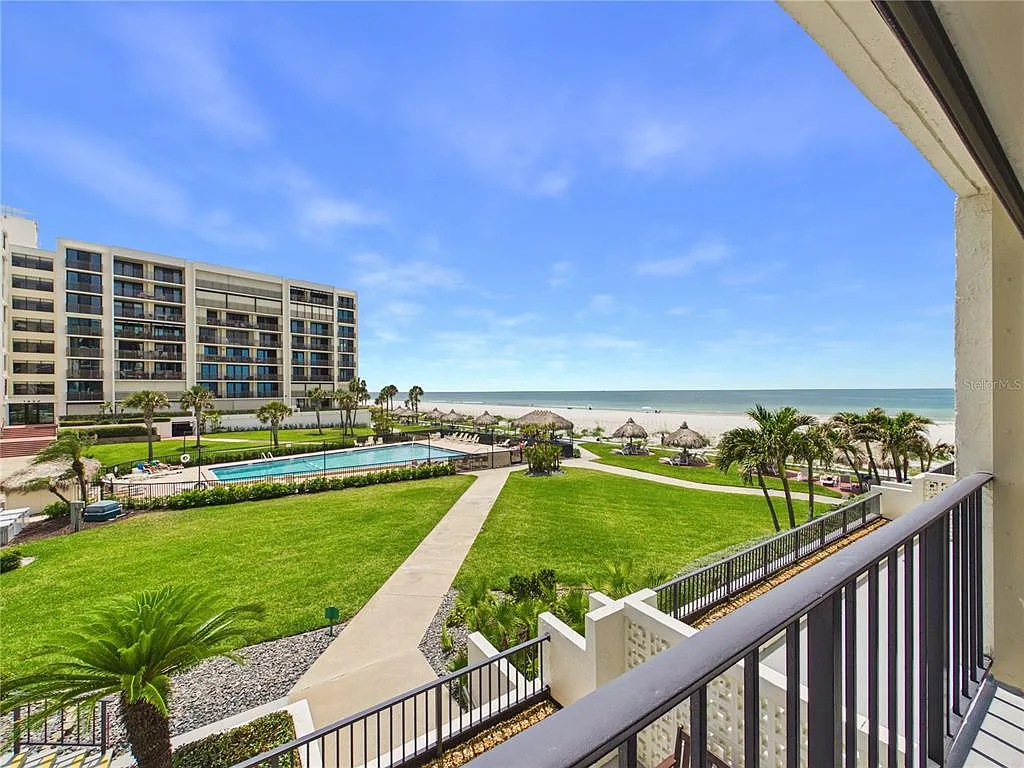 2 bed, 2.0 bath, 1392 sqft, $3,600 — Photo 2