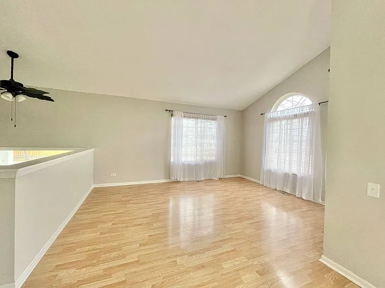 1950 Middlebury Dr — Photo 2