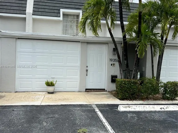 19358 Bobolink Dr, Hialeah, FL 33015