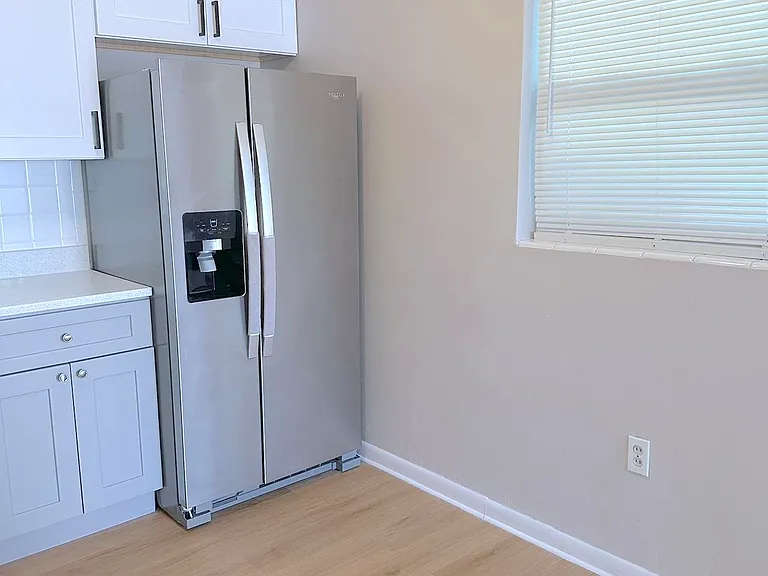 315 N Saturn Ave — Photo 4