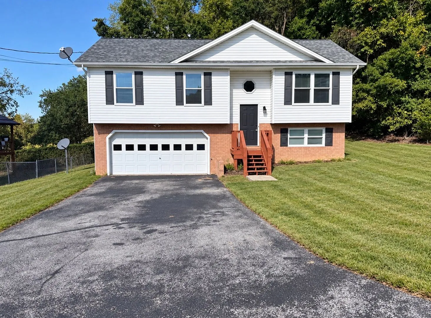 3 bed 2 bath + bonus room & 2 car garage- Jonesborough — Photo 1