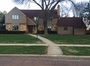 909 W 13th St, Yankton, SD 57078