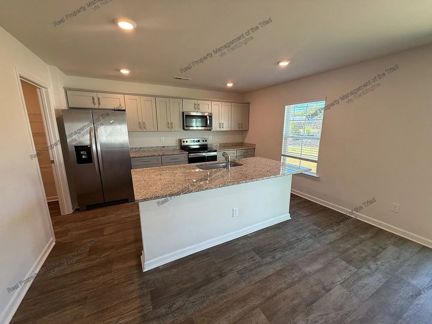 3 bed, 2.5 bath, 2340 sqft, $1,995 — Photo 3