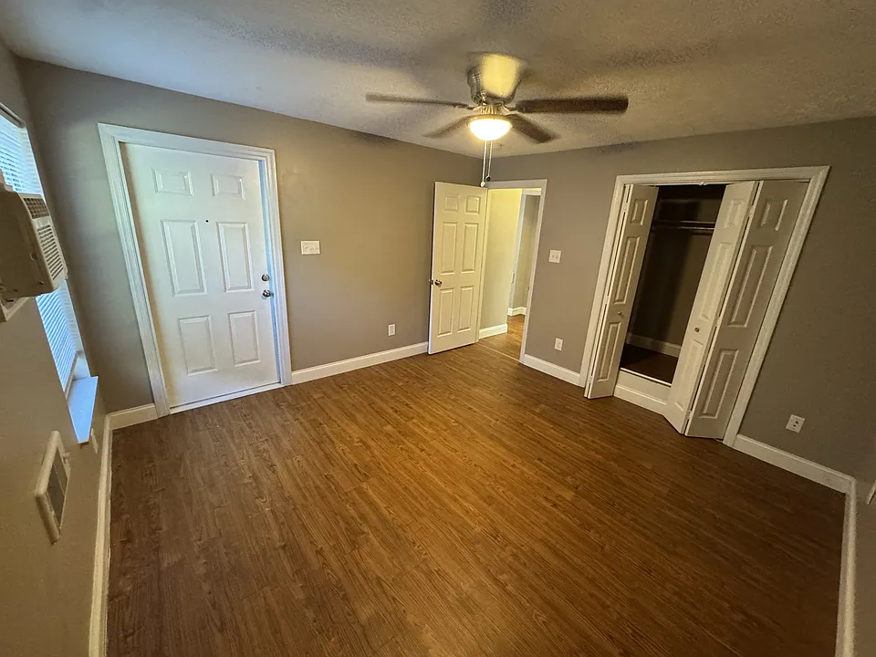 Bedroom (view 2)