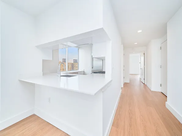 160 Riverside Boulevard image 6 of 18